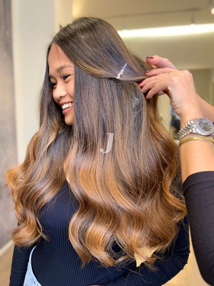 Foto di donna con capelli lunghi biondo scuro sabbia