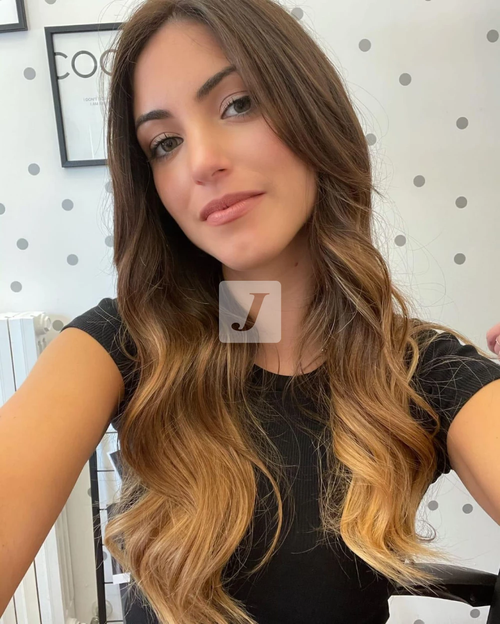 Foto di donna con capelli lunghi biondo scuro sabbia