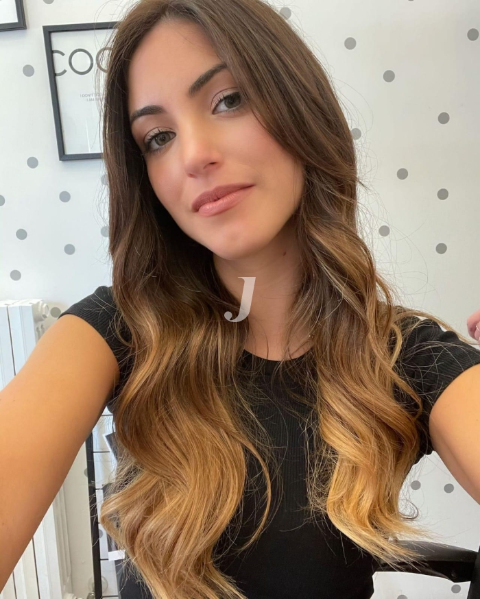 Foto di donna con capelli lunghi biondo scuro sabbia