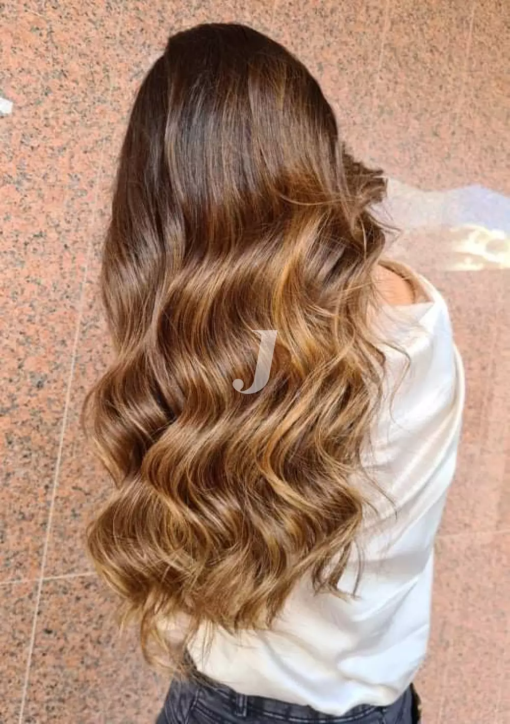 Foto di donna con capelli lunghi biondo scuro sabbia