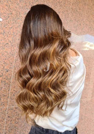 Foto di donna con capelli lunghi biondo scuro sabbia