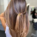 Foto di donna con capelli lunghi biondo scuro sabbia