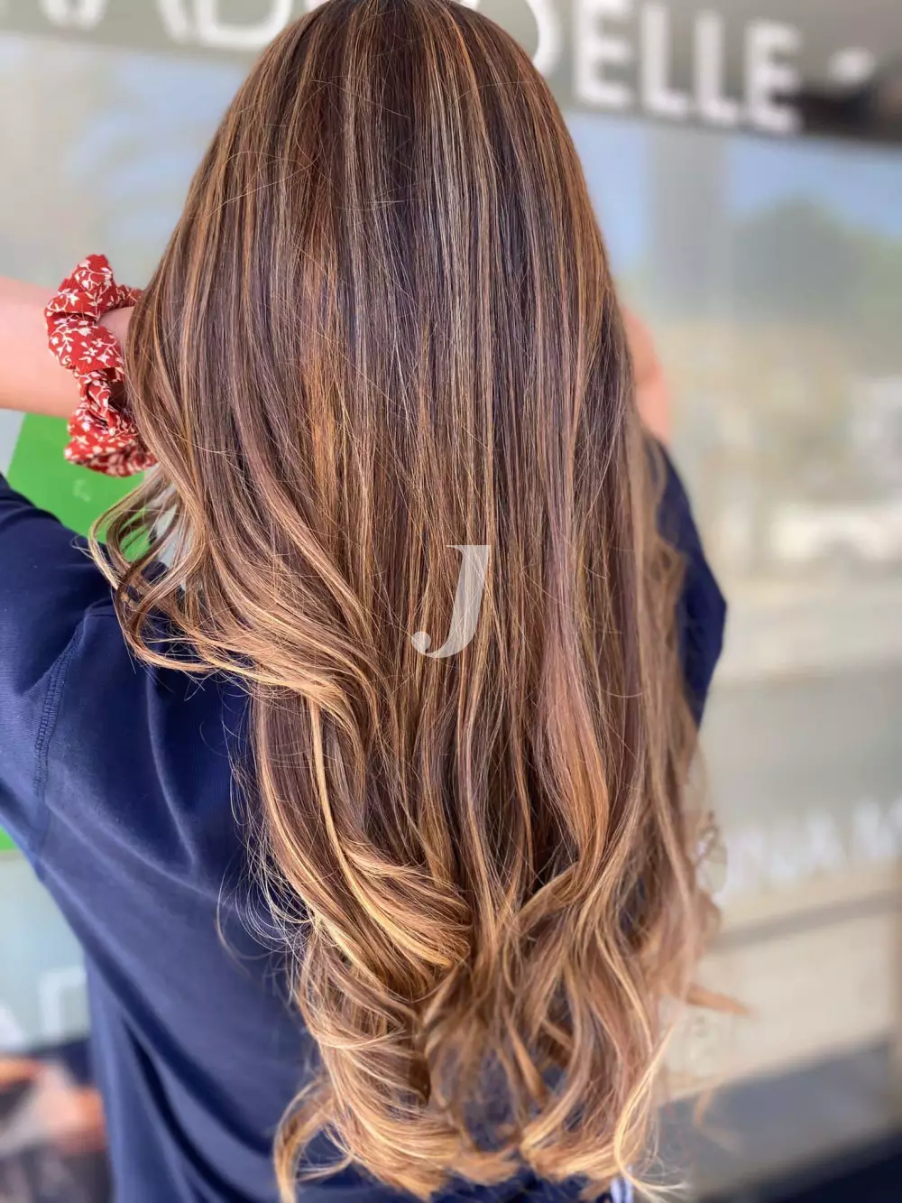 Foto di donna con capelli lunghi biondo scuro sabbia