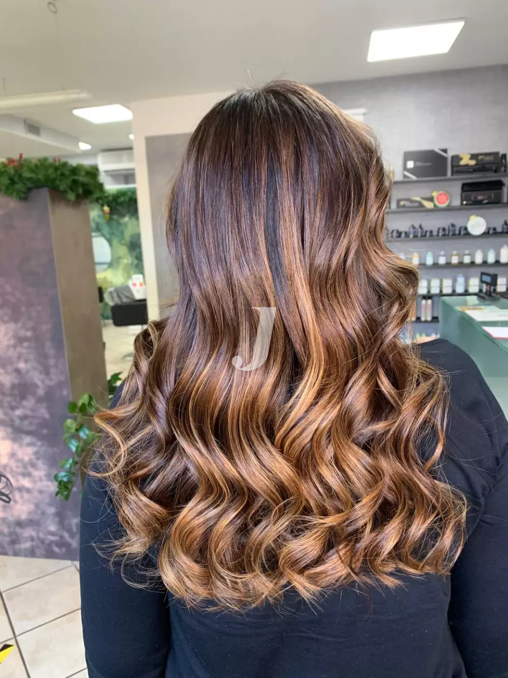 Foto di donna con capelli lunghi biondo scuro sabbia