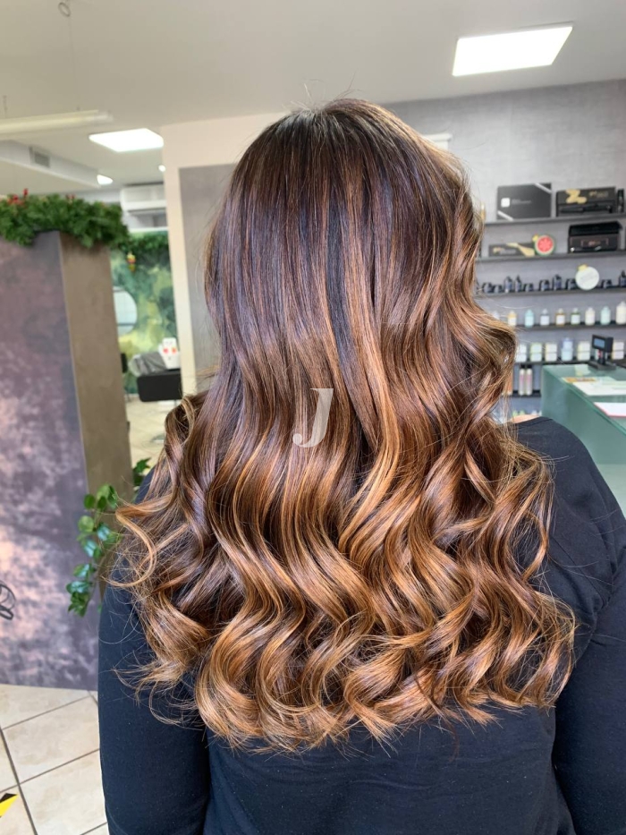 Foto di donna con capelli lunghi biondo scuro sabbia