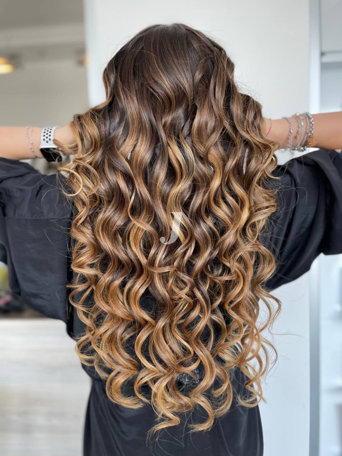 Foto di donna con capelli lunghi biondo scuro sabbia