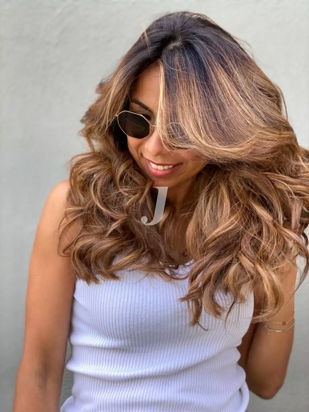 Foto di donna con capelli lunghi biondo scuro sabbia