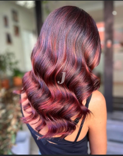 Foto di donna con capelli lunghi rosso medio