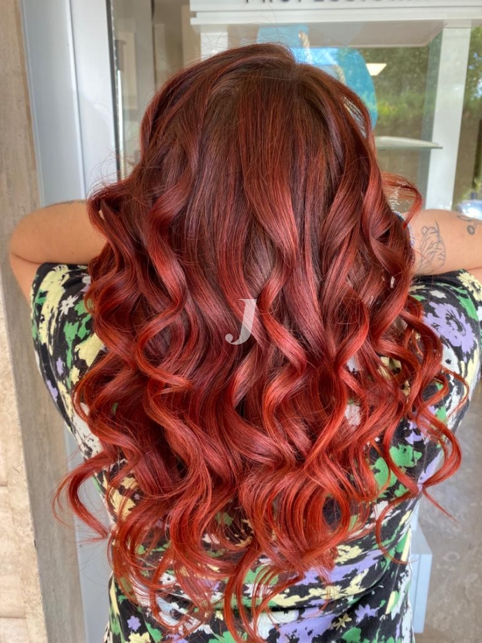 Foto di donna con capelli lunghi rosso medio