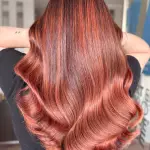 Foto di donna con capelli lunghi rosso medio
