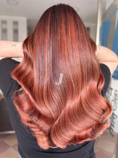 Foto di donna con capelli lunghi rosso medio