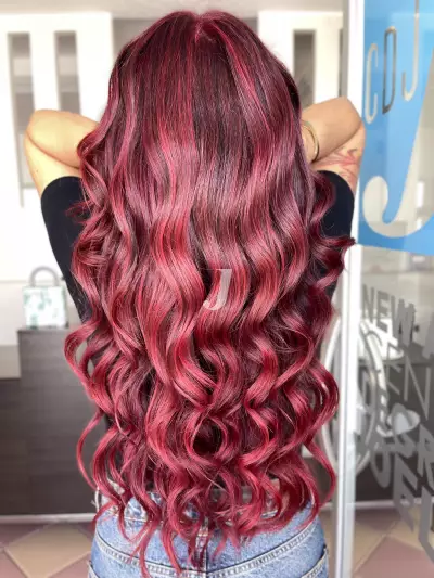Foto di donna con capelli lunghi rosso medio