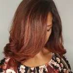 Foto di donna con capelli lunghi rosso medio