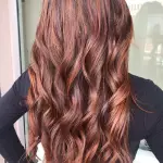 Foto di donna con capelli lunghi rosso medio