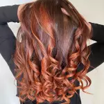 Foto di donna con capelli lunghi rosso medio