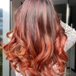 Foto di donna con capelli lunghi rosso medio