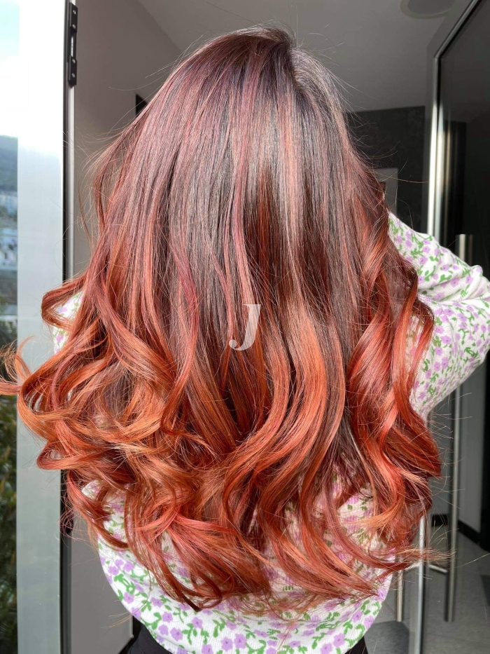 Foto di donna con capelli lunghi rosso medio