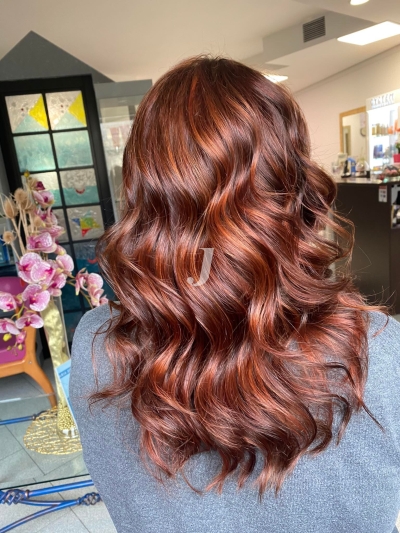 Foto di donna con capelli lunghi rosso medio