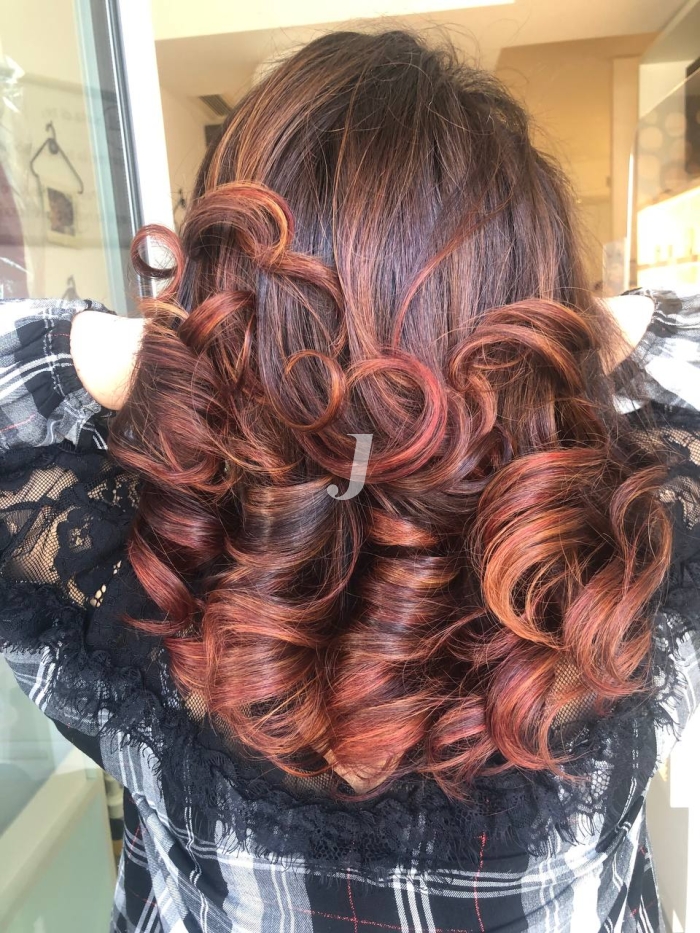 Foto di donna con capelli lunghi rosso medio