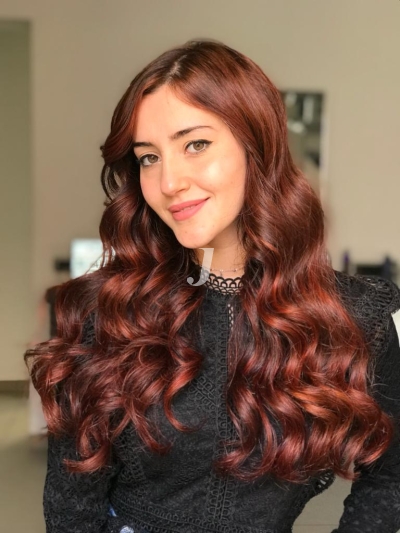 Foto di donna con capelli lunghi rosso medio