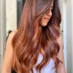 Foto di donna con capelli lunghi rosso medio