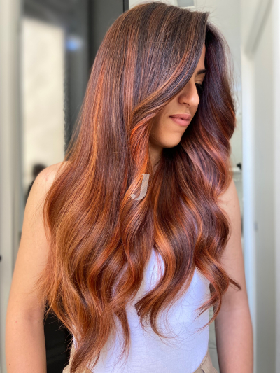 Foto di donna con capelli lunghi rosso medio