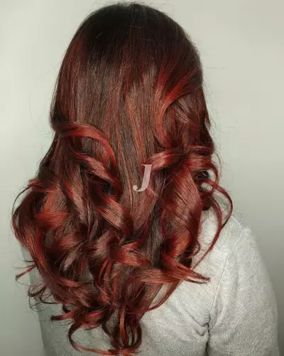 Foto di donna con capelli lunghi rosso medio