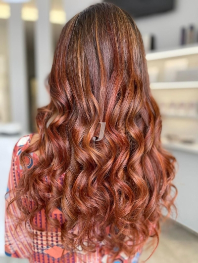 Foto di donna con capelli lunghi rosso medio