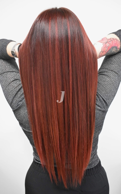 Foto di donna con capelli lunghi rosso medio