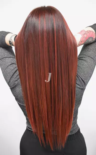 Foto di donna con capelli lunghi rosso medio