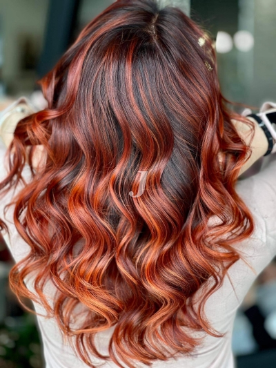 Foto di donna con capelli lunghi rosso medio