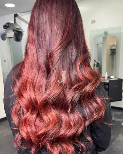 Foto di donna con capelli lunghi rosso medio