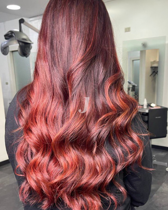 Foto di donna con capelli lunghi rosso medio