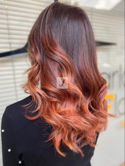 Foto di donna con capelli lunghi rosso medio