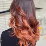 Foto di donna con capelli lunghi rosso medio