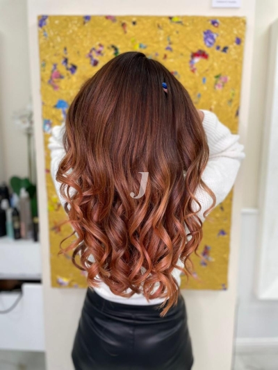 Foto di donna con capelli lunghi rosso medio