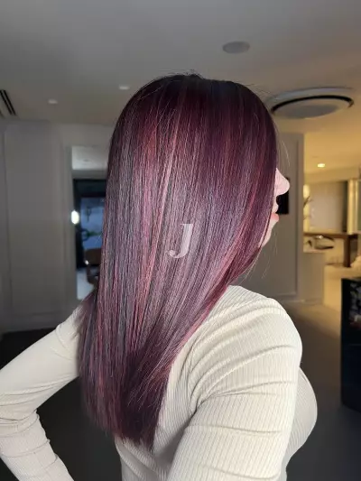 Foto di donna con capelli lunghi rosso scuro