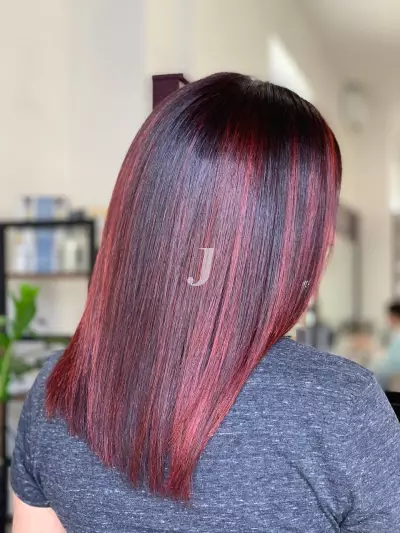 Foto di donna con capelli lunghi rosso scuro