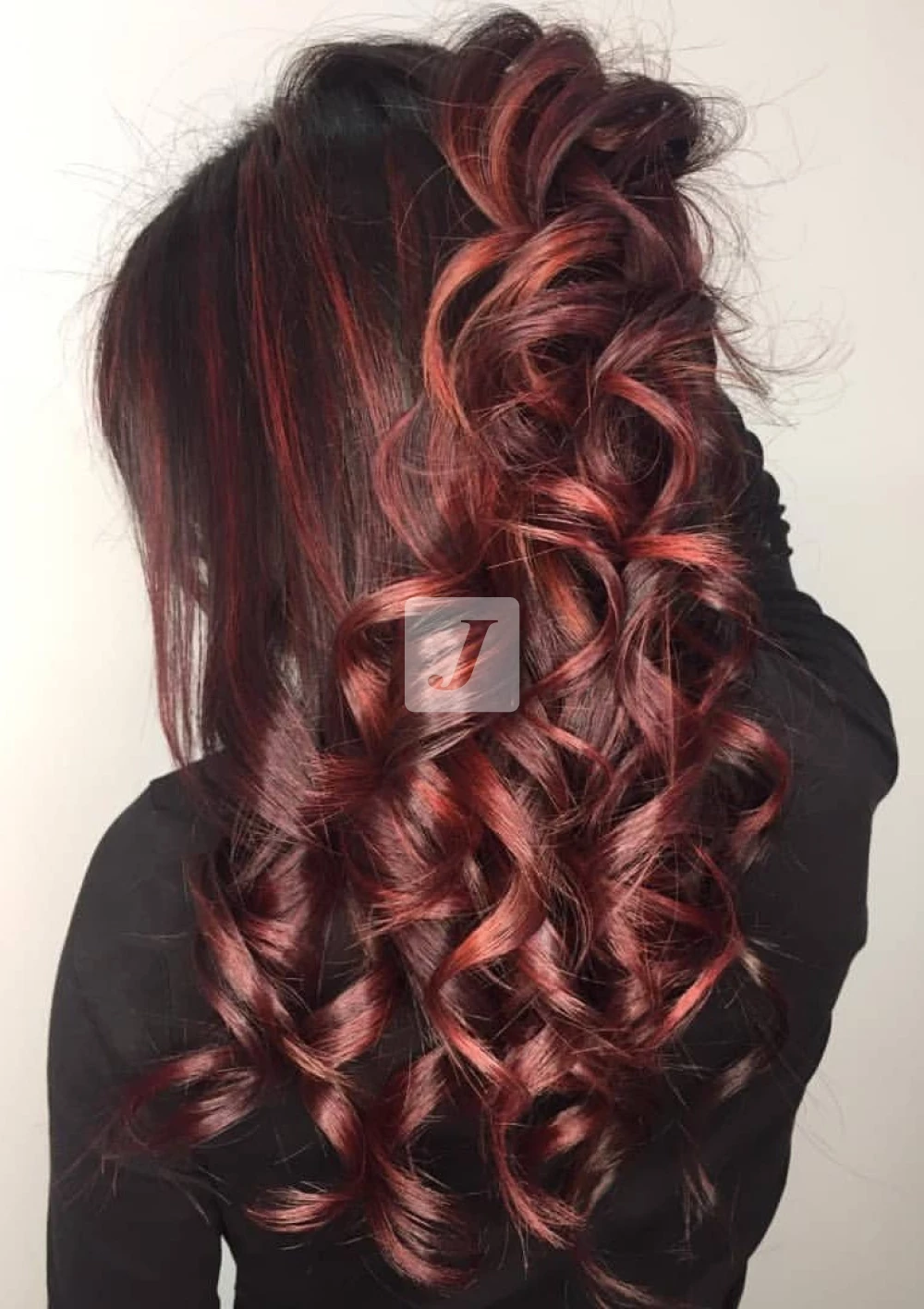 Foto di donna con capelli lunghi rosso scuro