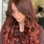 Foto di donna con capelli lunghi rosso scuro