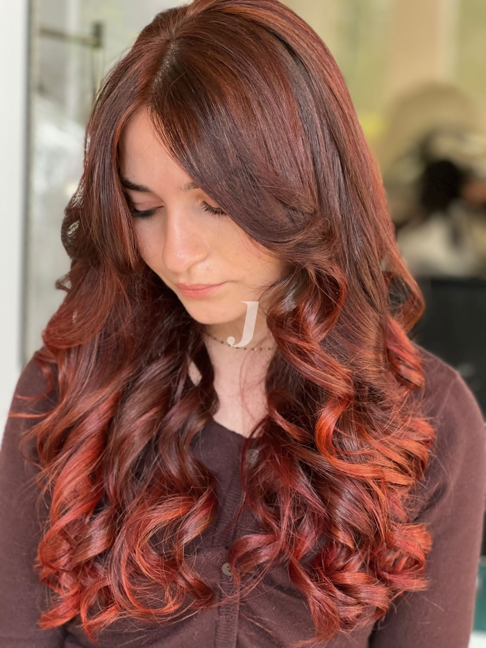 Foto di donna con capelli lunghi rosso scuro