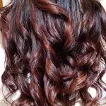Foto di donna con capelli lunghi rosso scuro