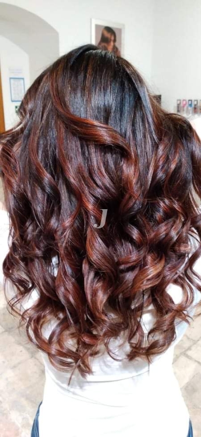 Foto di donna con capelli lunghi rosso scuro