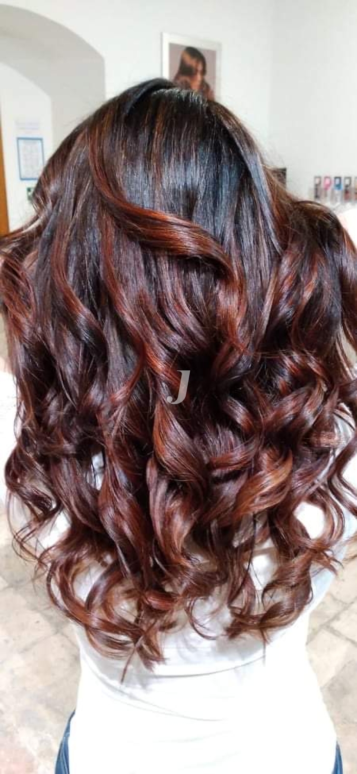 Foto di donna con capelli lunghi rosso scuro