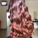 Foto di donna con capelli lunghi rosso scuro
