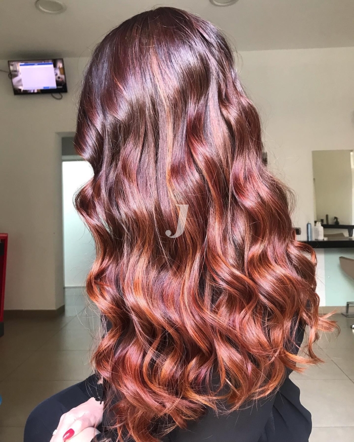 Foto di donna con capelli lunghi rosso scuro