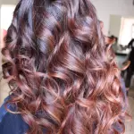 Foto di donna con capelli lunghi rosso scuro