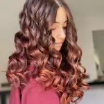 Foto di donna con capelli lunghi rosso scuro
