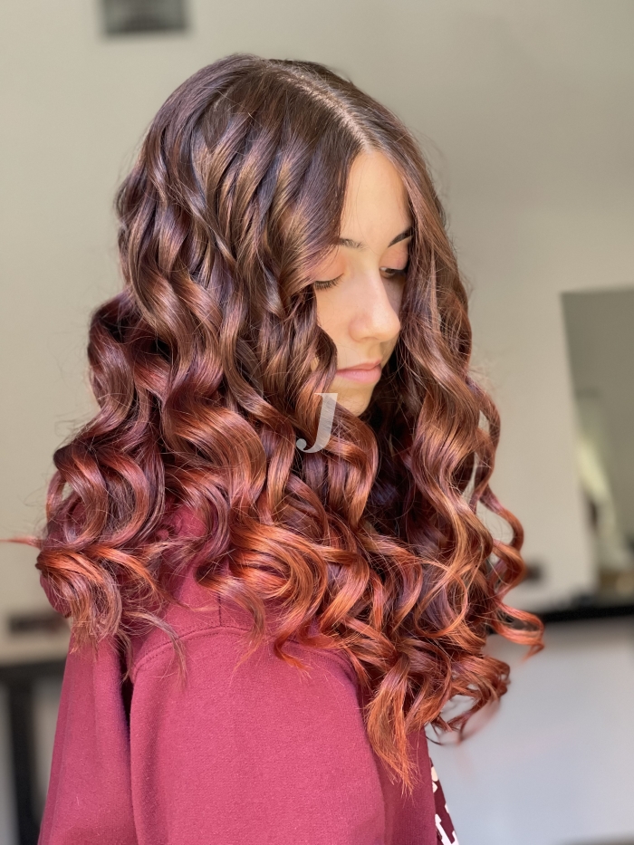 Foto di donna con capelli lunghi rosso scuro
