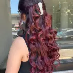 Foto di donna con capelli lunghi rosso scuro